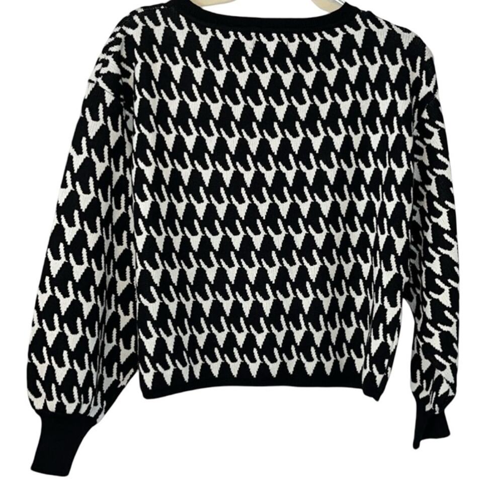 Apricot Batwing Sleeve Black And White Sweater Women’s Size Small EUC